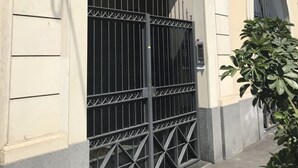 A building entrance with a large arched doorway, a metal gate, and a sign indicating 'VIA CRISTOFORO COLOMBO'. - Urban Pop Hostel & BnB (Catania)