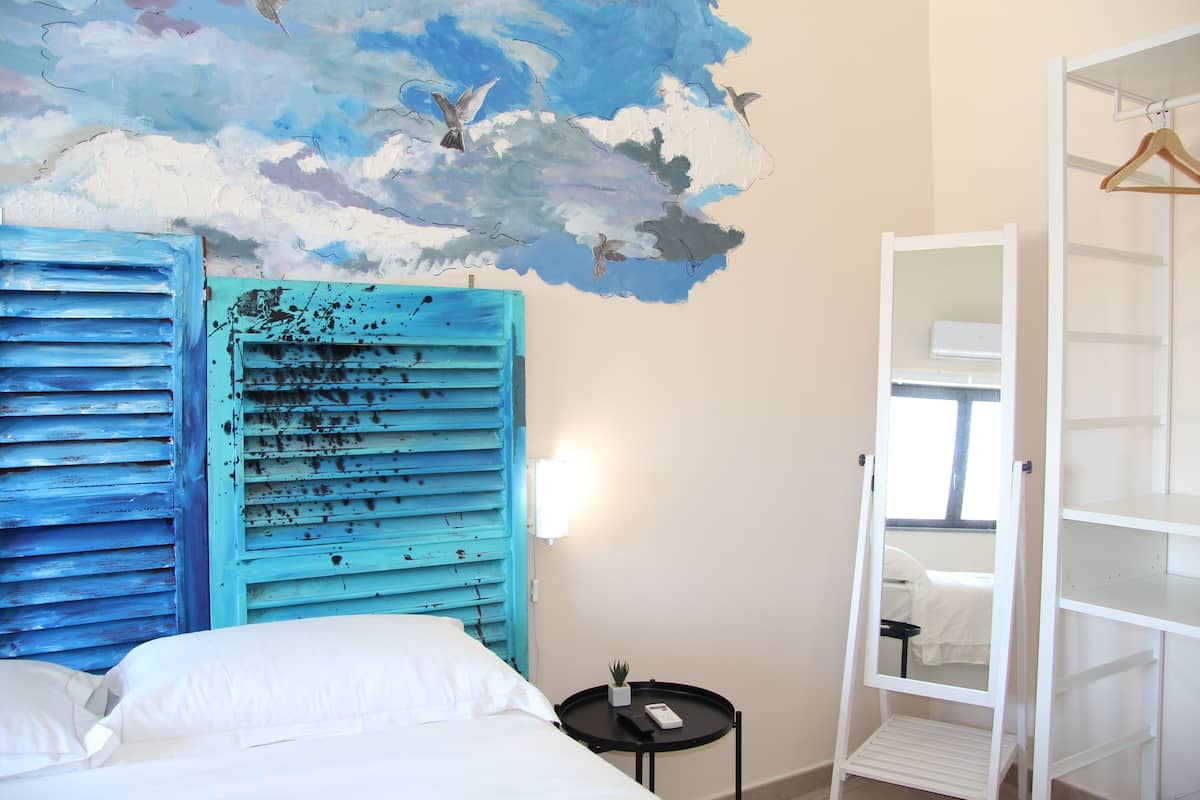Habitación económica, baño compartido | Edredón, tabla de planchar con plancha, camas extra y wifi gratis
