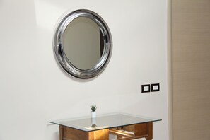 Kamar Basic | Selimut bulu angsa dan setrika/meja setrika
