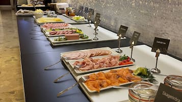 Petit-déjeuner buffet servi tous les jours en supplément