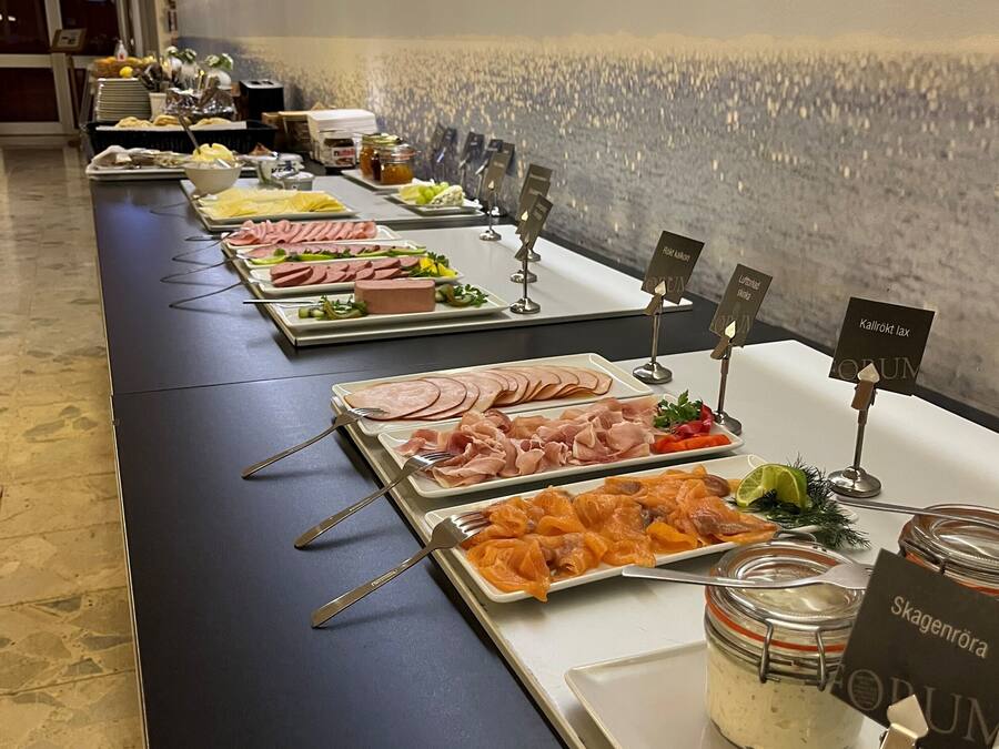 Daily buffet breakfast (SEK 100 per person)