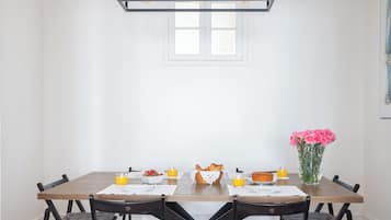 Apartamento familiar, 4 habitaciones, cocina, vistas a la ciudad | Zona de estar | Una televisión de pantalla plana