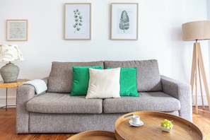 Departamento familiar, 4 habitaciones, cocina, vista a la ciudad | Área de sala de estar | Televisión de pantalla plana 
