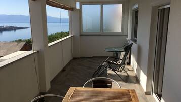 Familieleilighet, 2 dobbeltsenger, ikke-røyk, sjøutsikt | Terrasse/patio