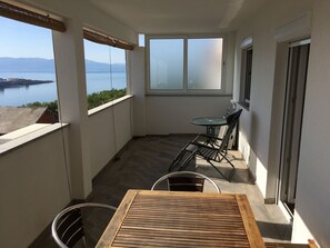 Familieleilighet, 2 dobbeltsenger, ikke-røyk, sjøutsikt | Terrasse/patio