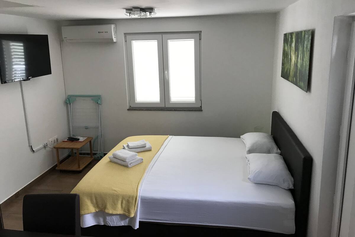 Family Studio, Non Smoking, Courtyard View | Premium bedding, soundproofing, iron/ironing board, travel crib