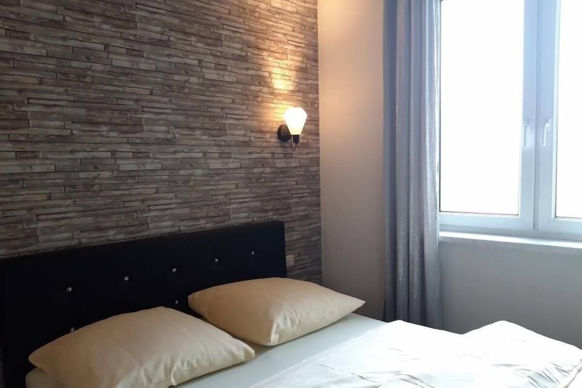 Blackout curtains, free WiFi, bed sheets