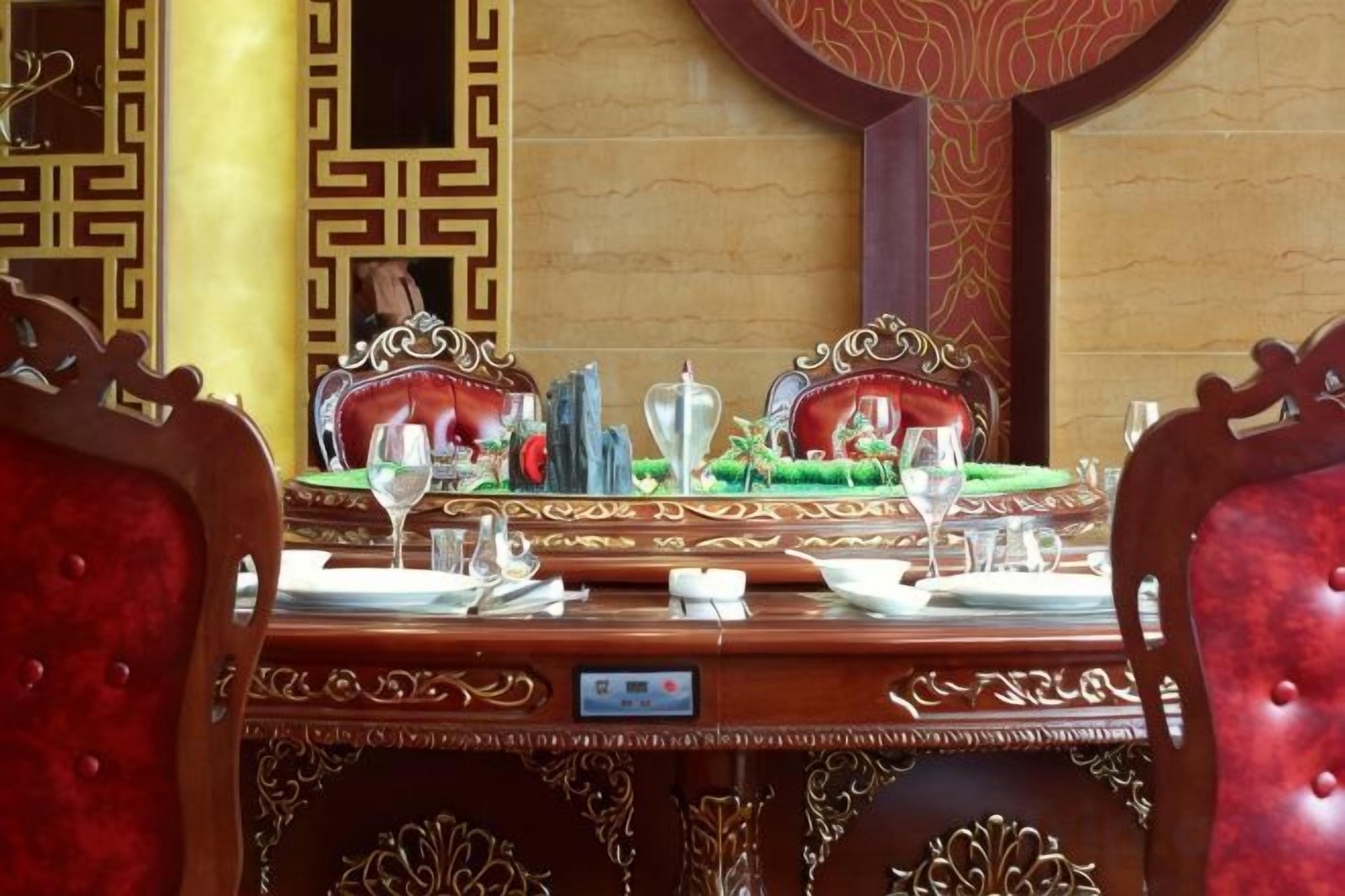 Una mesa de comedor con sillas ornamentadas, un mantel verde y un centro de mesa decorativo.
