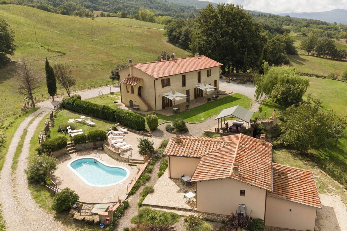 Une villa dotée d’une piscine, d’un espace extérieur aménagé et d’un jardin bien entretenu.