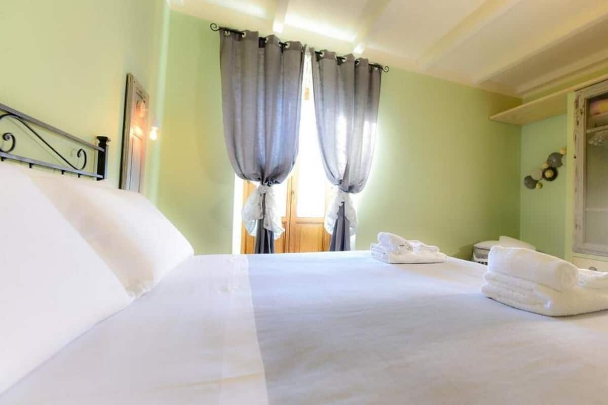 8 bedrooms, individually decorated, individually furnished, desk