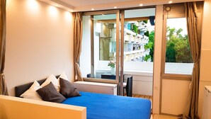Design Studio, Accessible | Memory foam beds, WiFi (free), bed sheets - Pyramid (Munich)