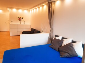 Design Studio, Accessible | Memory foam beds, free WiFi, bed sheets - Pyramid (Munich)