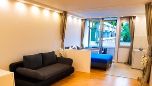 Design Studio, Accessible | Memory foam beds, WiFi (free), bed sheets - Pyramid (Munich)