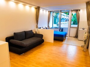 Design-Studio, barrierefrei | Betten mit Memory-Foam-Matratzen, kostenloses WLAN, Bettwäsche