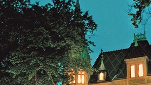 A large, historic building with multiple windows and a prominent tower. - Schlosshotel Zum Markgrafen (Quedlinburg)