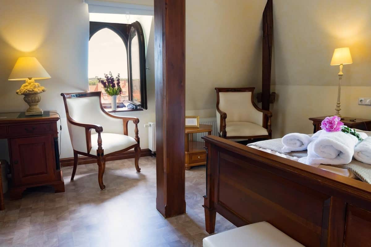 minibar, desk, soundproofing, cots/infant beds