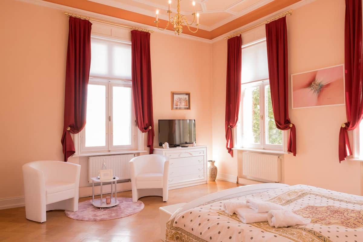 minibar, desk, soundproofing, cots/infant beds