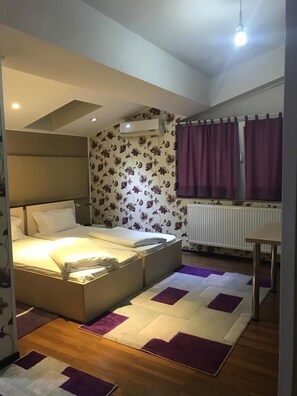 Tabla de planchar con plancha, wifi gratis y ropa de cama 