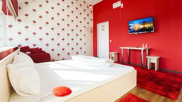 Tabla de planchar con plancha, wifi gratis y ropa de cama