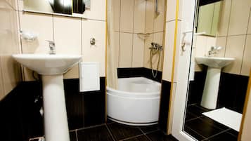 Standard Single Room, 1 Double Bed, Non Smoking | Bathroom | Free toiletries, hair dryer, towels