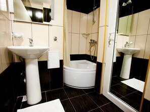Standard Single Room, 1 Double Bed, Non Smoking | Bathroom | Free toiletries, hair dryer, towels