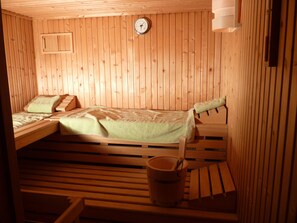 エクスクルーシブ スイート 禁煙 サウナ | 低刺激性寝具、客室ごとに異なる装飾、客室ごとに異なるインテリア、デスク