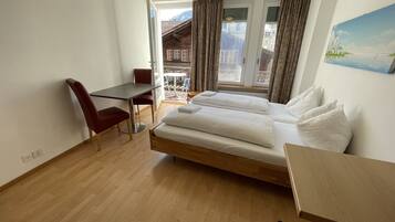 Familie appartement, meerdere bedden, uitzicht op stad (add. final cleaning fee CHF 15) | Een bureau, gratis wifi, beddengoed