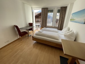 Appartement familial, Plusieurs lits, vue sur la ville (add. final cleaning fee CHF 15) | Bureau, accès au Wi-Fi (inclus), literie fournie