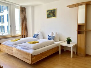 Apartemen Keluarga, Beberapa Tempat Tidur, pemandangan kota (add. final cleaning fee CHF 15) | Meja kerja, Wi-Fi gratis, dan seprai linen