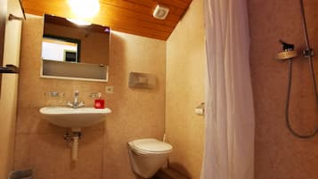 Basic Apartment, Multiple Beds on the fourth floor without elevator | Desk, free WiFi, bed sheets