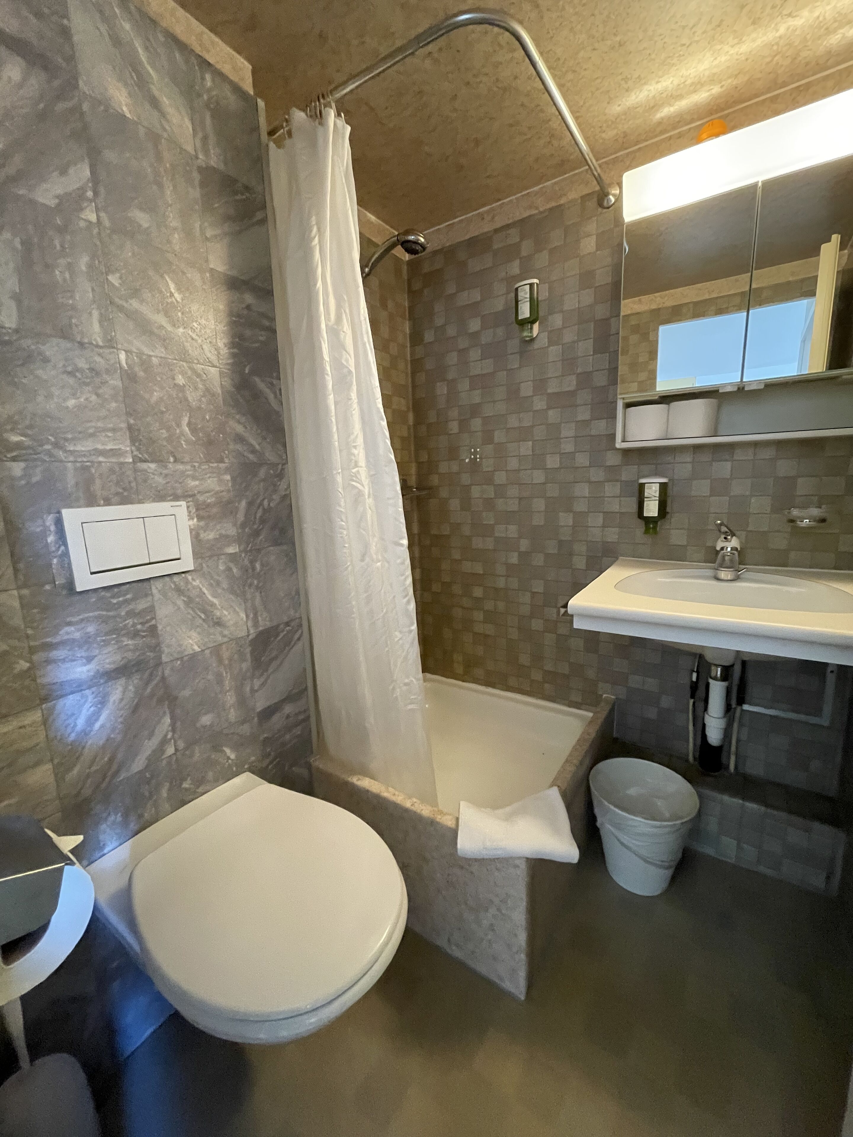 家庭公寓, 多张床, 城市景观 (add. final cleaning fee CHF 15) | 办公桌、免费 WiFi、床单