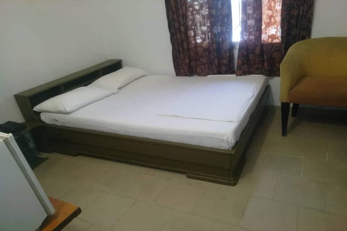 Deluxe Room, 1 Queen Bed, Non Smoking | Premium bedding, minibar, desk, blackout curtains