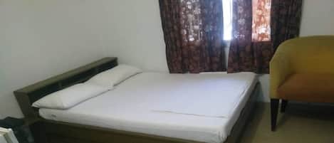 Kamar Deluks, 1 Tempat Tidur Queen, Bebas Asap Rokok | Seprai premium, minibar, meja kerja, dan tirai kedap cahaya