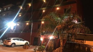 A multi-story building with balconies and a parking area. - Hotel Residence Vera (Abidjan)