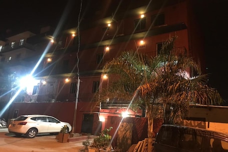 Fachada de la propiedad por la tarde o noche