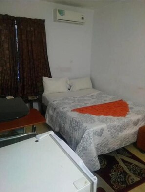 أغطية فراش متميزة وميني بار ومكتب وستائر تعتيم