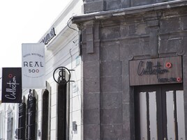 Een gebouw met borden waarop 'Hotel Boutique Real 500' en 'Collection Real 500' staan.