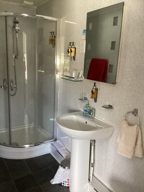 Phòng đôi tiện nghi đơn giản | Phòng tắm | Buồng tắm vòi sen, đồ dùng nhà tắm miễn phí, máy sấy tóc, khăn tắm 