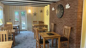 Free daily English breakfast