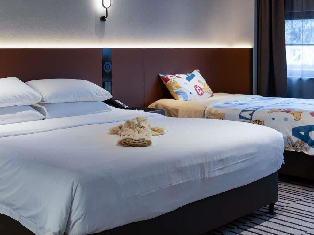 Standardzimmer, Gartenblick (1 King Bed and 1 Single Bed)