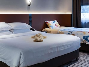 A hotel room with two beds, a bedside table, a wall-mounted light, and a window with curtains. - Novotel Nantong Center (Nantong)
