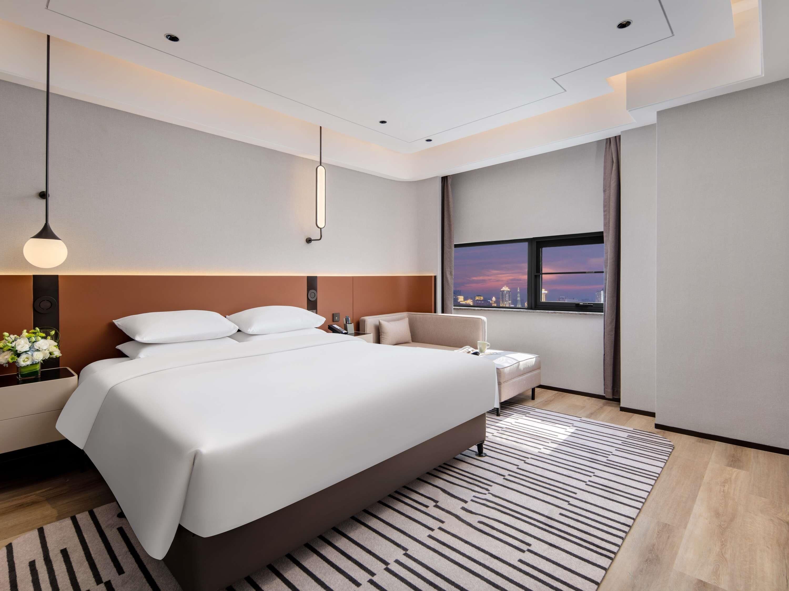 Suite, 1 King Bed, Garden View | Soundproofing