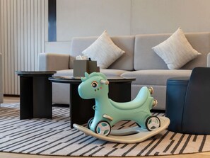 Suite Familiale, vue jardin (1 King Bed and 1 Single Bed)