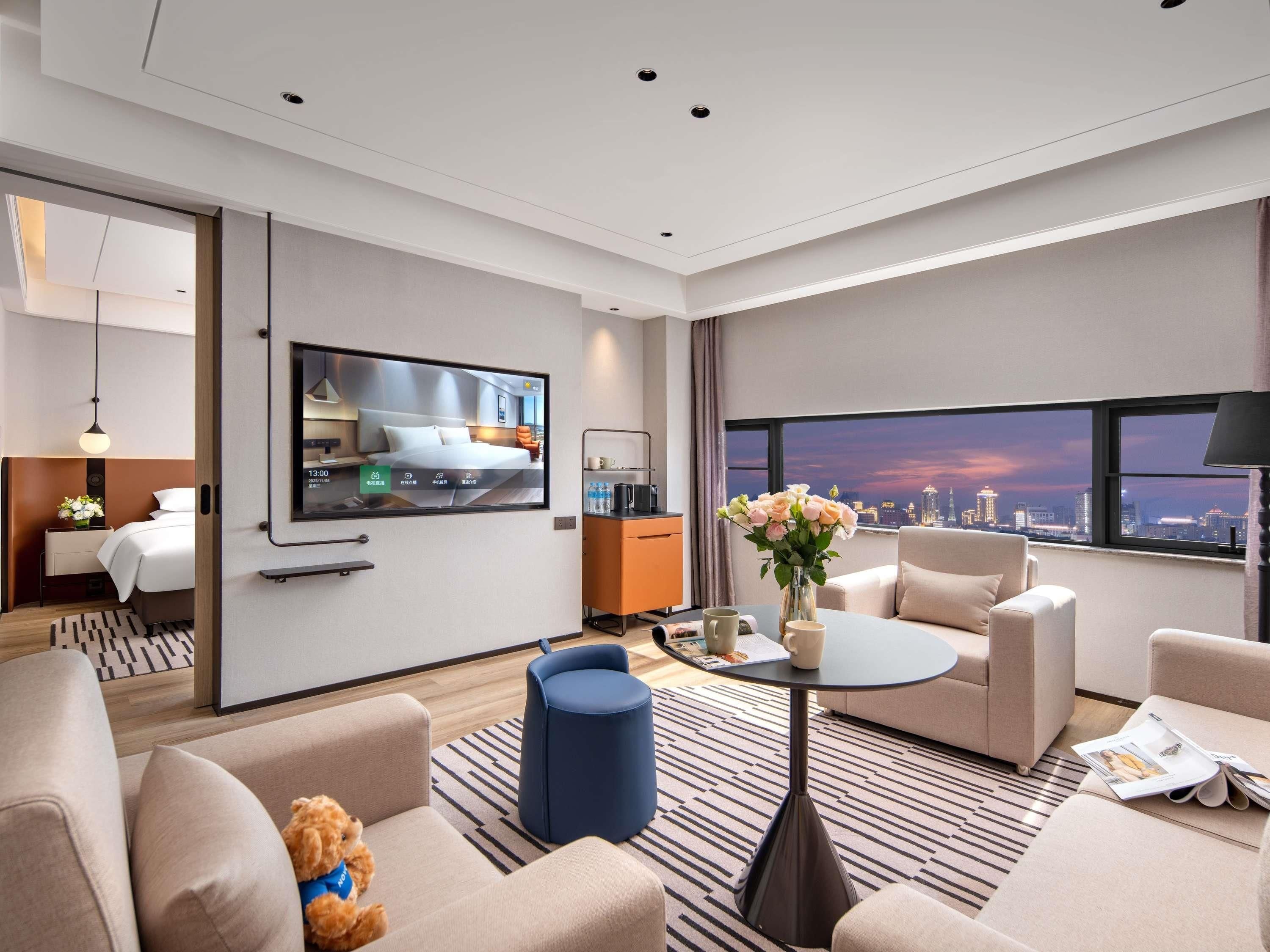 Suite, 1 King Bed, Garden View
