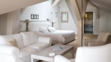 Junior Suite | Egyptian cotton sheets, premium bedding, down duvets, in-room safe