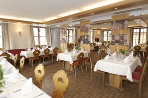 朝食 (ビュッフェ)、毎日提供 (有料)