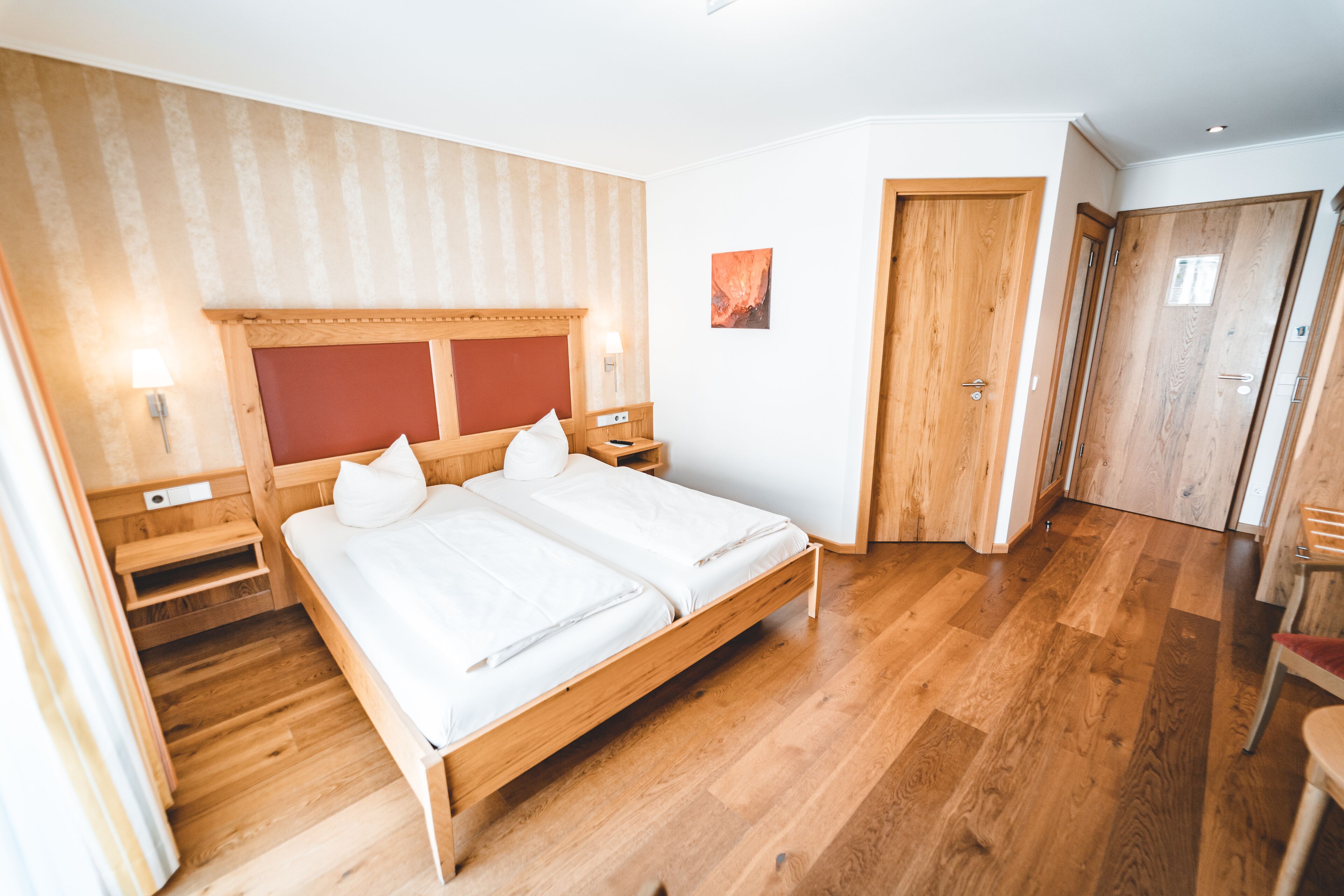 Minibar, Zimmersafe, individuell dekoriert, individuell eingerichtet