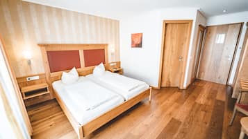 Minibar, Zimmersafe, individuell dekoriert, individuell eingerichtet