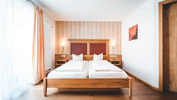 Minibar, brankas, dan didekorasi berbeda-beda