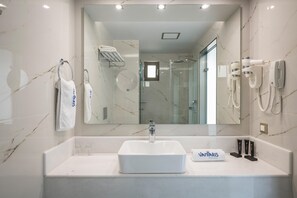 Dusche, Haartrockner, Handtücher